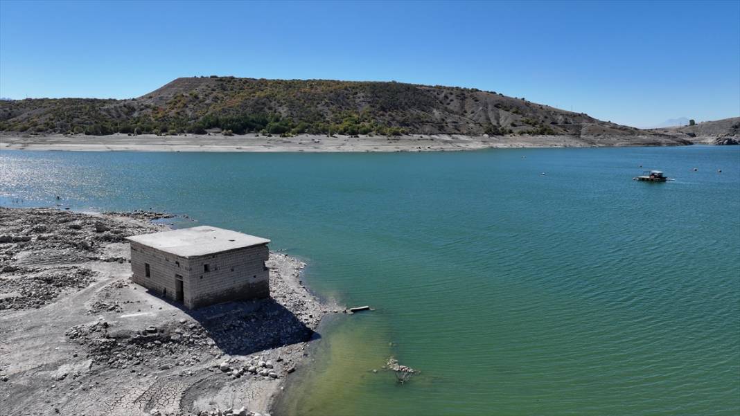 Barajdaki su çekildi, köy enkazı ortaya çıktı, balık kafesleri zeminle buluştu 16